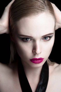 Güzel kız model pembe dudaklar ve boynunda deri kemer ile mavi gözlü portresi, taze temiz cilt altını çizdi. Yakın çekim düzeltisiz moda.