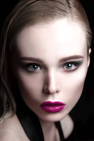 Портрет красивої дівчини-моделі з рожевими губами і блакитними очима зі шкіряним поясом на шиї, свіжою чистою підсвіченою шкірою. Мода ретушувала крупним планом знімок . — стокове фото