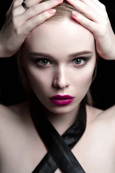 Portret van mooi meisje model met roze lippen en blauwe ogen met lederen riem op haar hals, frisse schone gemarkeerd huid. Mode geretoucheerd close up shot. — Stockfoto