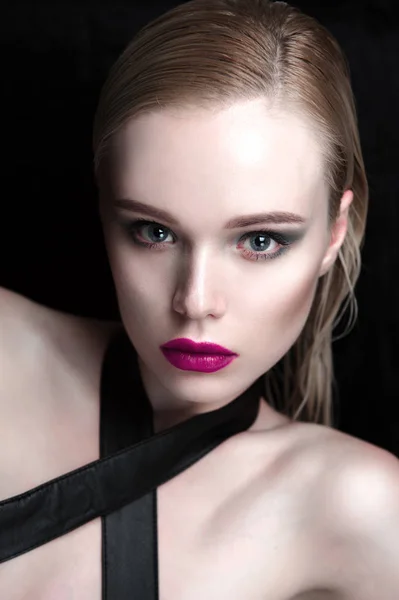 Retrato de modelo menina bonita com lábios cor-de-rosa e olhos azuis com cinto de couro no pescoço, pele realçada limpo fresco. Moda retocada close up tiro . — Fotografia de Stock