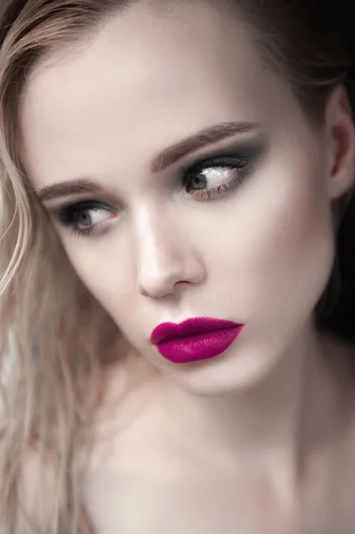 Retrato de hermosa modelo de niña con labios rosados y ojos azules con cinturón de cuero en el cuello, piel fresca y limpia resaltada. Moda retocada de cerca tiro. Triste estado de ánimo deprimido — Foto de Stock