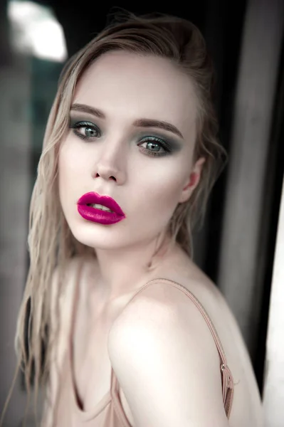 Portret van mooi meisje model met roze lippen en blauwe ogen met lederen riem op haar hals, frisse schone gemarkeerd huid. Mode geretoucheerd dicht omhoog schot. Triest gedeprimeerde stemming — Stockfoto