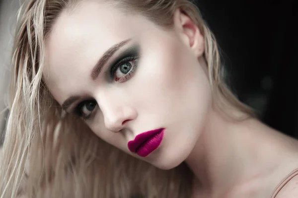 Portret van mooi meisje model met roze lippen en blauwe ogen met lederen riem op haar hals, frisse schone gemarkeerd huid. Mode geretoucheerd dicht omhoog schot. Triest gedeprimeerde stemming — Stockfoto