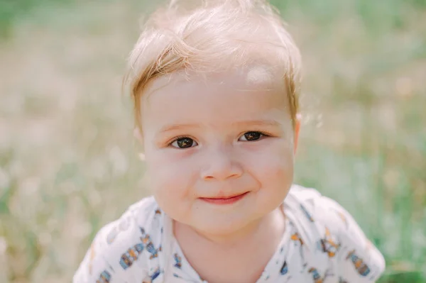 Grave menino de 1 ano durante seu primeiro corte de cabelo — Fotografia de Stock