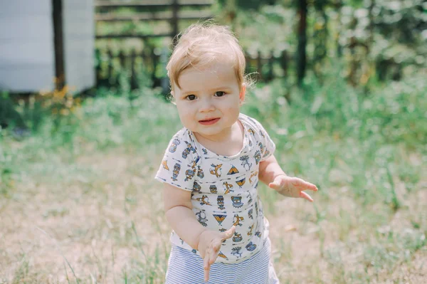 Allvarliga års spädbarn pojke under hans första klippning — Stockfoto
