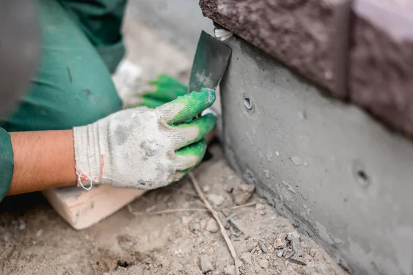 Metselaar zet een andere rij bakstenen in de site — Stockfoto