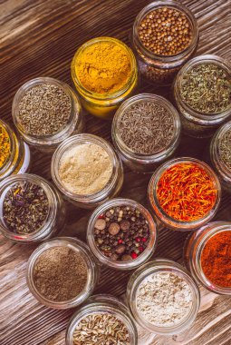 Renkli çeşitli baharatlar rustik ahşap tablo, üstten görünüm