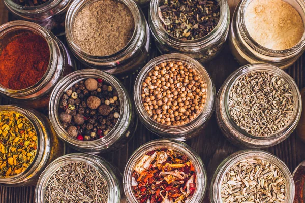 Renkli çeşitli baharatlar rustik ahşap tablo, üstten görünüm