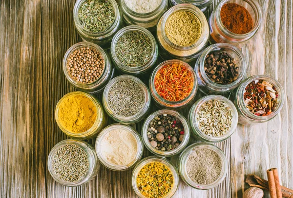 Renkli çeşitli baharatlar rustik ahşap tablo, üstten görünüm