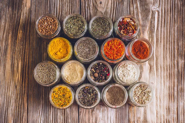 Renkli çeşitli baharatlar rustik ahşap tablo, üstten görünüm