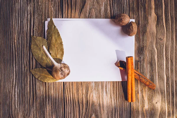 Çeşitli renkli türlü baharat rustik ahşap masa üzerinde kopya alanı ile Üstten Görünüm