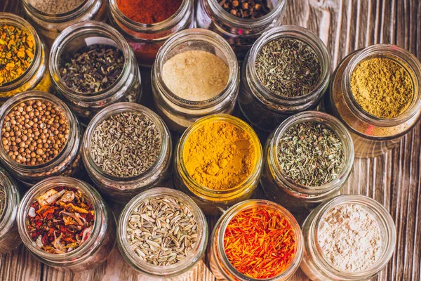 Renkli çeşitli baharatlar rustik ahşap tablo, üstten görünüm