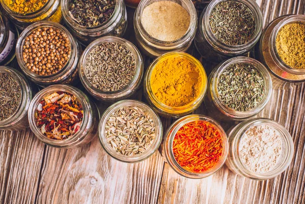 Renkli çeşitli baharatlar rustik ahşap tablo, üstten görünüm
