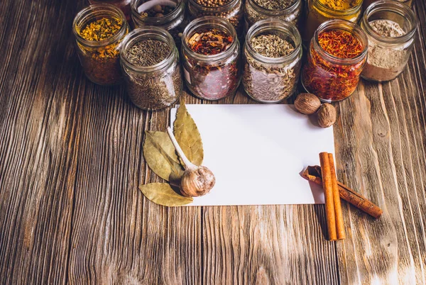 Différents types colorés d'épices sur table en bois rustique, vue de dessus avec espace de copie — Photo