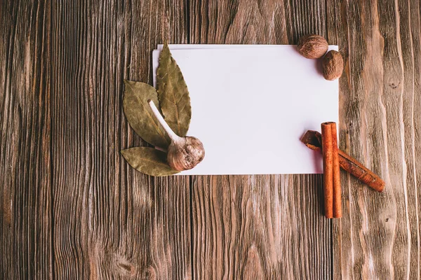 Çeşitli renkli türlü baharat rustik ahşap masa üzerinde kopya alanı ile Üstten Görünüm