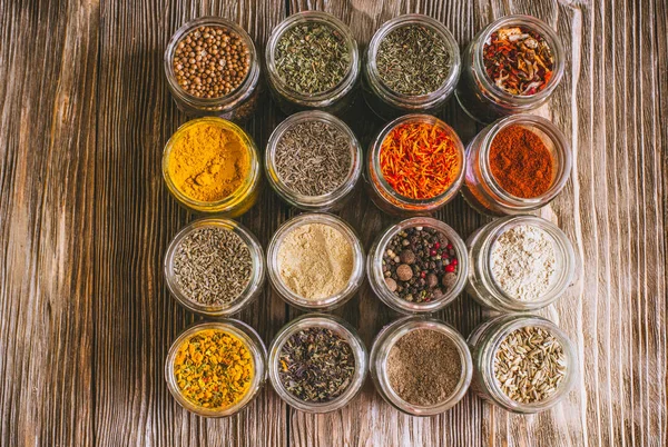 Renkli çeşitli baharatlar rustik ahşap tablo, üstten görünüm