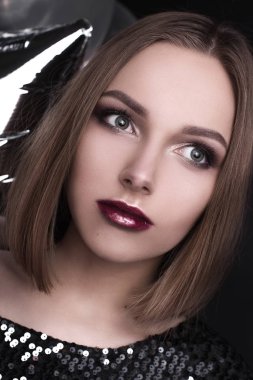 Bir genç güzel zarif kız parlak parti ile akşam siyah payet top makyaj moda portre kapatın. Onun elinde Gümüş Yıldız balon tutuyor. Partideki kız. Düzeltisiz atış