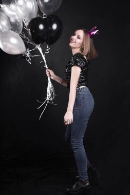 Bir genç güzel zarif kız parlak parti ile akşam siyah payet top makyaj moda portre kapatın. Onun elinde Gümüş Yıldız balon tutuyor. Partideki kız. Düzeltisiz atış