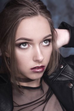 Yüksek moda bakmak, sihir şık güzel ve genç birbayan model kırmızı dudaklı hipster rock Siyah bez çizmeli. Düzeltisiz atış