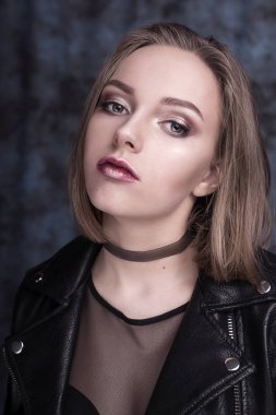 Yüksek moda bakmak, sihir şık güzel ve genç birbayan model kırmızı dudaklı hipster rock Siyah bez çizmeli. Düzeltisiz atış