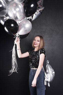 Bir genç güzel zarif kız parlak parti ile akşam siyah payet top makyaj moda portre kapatın. Onun elinde Gümüş Yıldız balon tutuyor. Partideki kız. Düzeltisiz atış