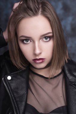 Yüksek moda bakmak, sihir şık güzel ve genç birbayan model kırmızı dudaklı hipster rock Siyah bez çizmeli. Düzeltisiz atış