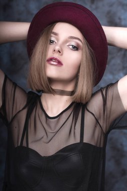 Yüksek moda bakmak, sihir şık güzel ve genç birbayan model kırmızı dudaklı hipster rock Siyah bez çizmeli. Düzeltisiz atış