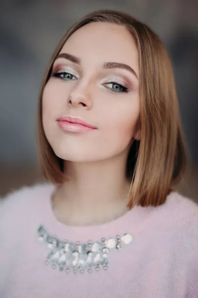 Foto suave de jovem mulher fresca em suéter macio rosa sorrindo. Menina bonita desfrutando de manhã ensolarada cedo em casa . — Fotografia de Stock