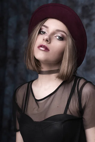 Wygląd mody, blask modelu stylowa, piękna, młoda kobieta z czerwonymi ustami w hipster rocka czarnej tkaniny w butach. Retuszować zdjęcia — Zdjęcie stockowe