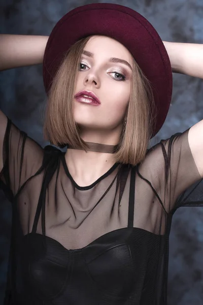 High fashion kijk, glamour model van de stijlvolle mooie jonge vrouw met rode lippen in hipster rock zwarte doek in de laarzen. Geretoucheerde schot — Stockfoto