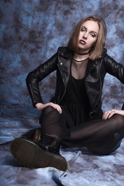 Alta aparência de moda, glamour elegante bela jovem modelo com lábios vermelhos em hipster rock pano preto em botas. Tiro retocado — Fotografia de Stock