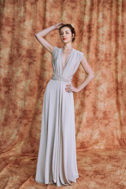 Zarif saç stili olan hoş bir kadın. Esmer Moda Model Kadın Yaz Balosu Uzun Maksimum Dönüşümlü Elbise Giyiyor