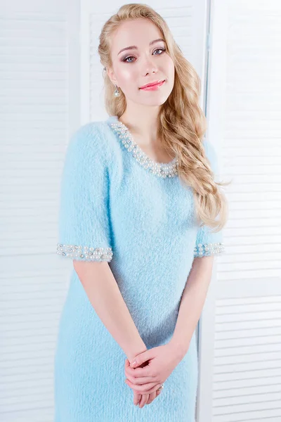 Chica joven y emocional en la moda vestido azul sobre fondo glamour. Niños y diversión — Foto de Stock