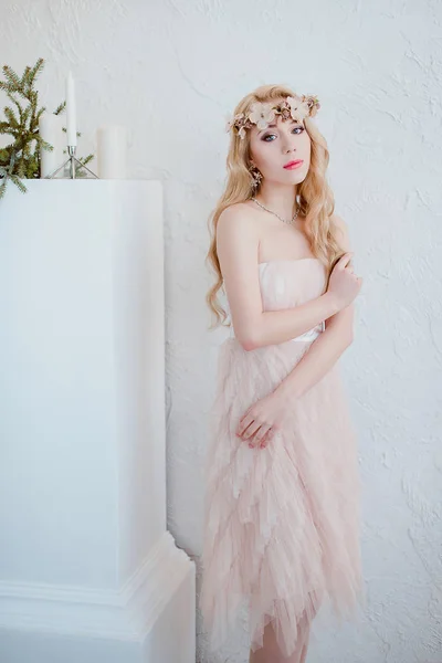 Фотография молодой блондинки с венком из цветов, весенний нежный и романтический портрет, модный ретушированный снимок — стоковое фото