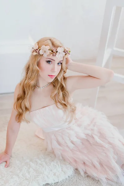 Фотография молодой блондинки с венком из цветов, весенний нежный и романтический портрет, модный ретушированный снимок — стоковое фото