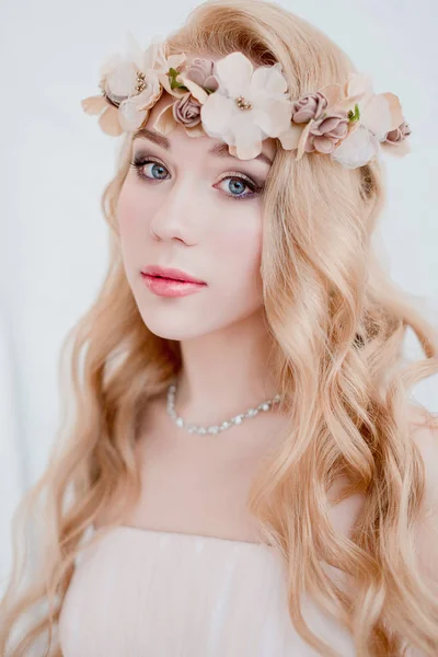 Foto van jonge blonde vrouw draagt de krans van bloemen, lente teder en romantisch portret, fashion geretoucheerd schot — Stockfoto