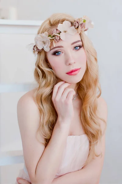 Çelenk çiçekler, Bahar yumuşak ve romantik portre, moda giyen genç sarışın kadın resmini atış düzeltisiz — Stok fotoğraf