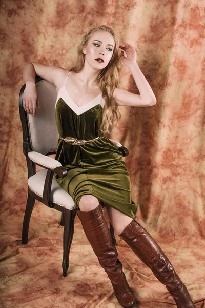 Modelo de moda bonita em um vestido verde de veludo. Vintage. Estilo de luxo . — Fotografia de Stock