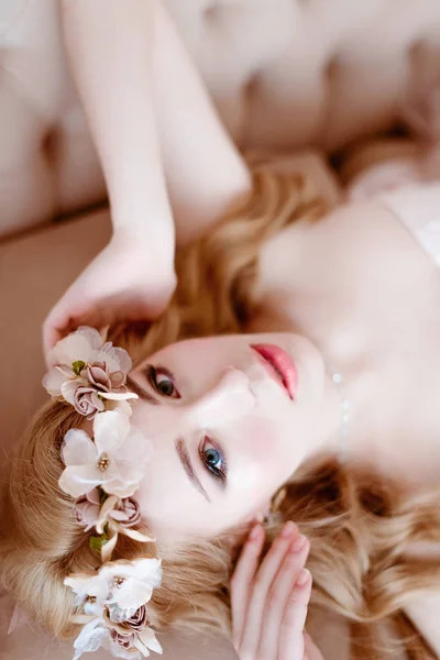 Foto van jonge blonde vrouw draagt de krans van bloemen, lente teder en romantisch portret, fashion geretoucheerd schot — Stockfoto
