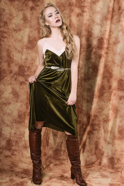 緑のビロードの美しいファッションモデルをドレスアップします。ヴィンテージ。ラグジュアリー スタイル. — ストック写真