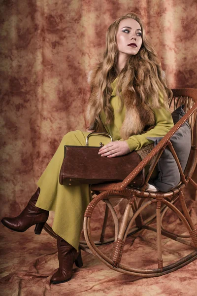 袋を保持している毛皮のベストの美しい若い女性のグラマラスな肖像画 — ストック写真