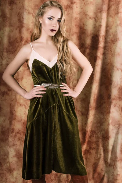 緑のビロードの美しいファッションモデルをドレスアップします。ヴィンテージ。ラグジュアリー スタイル. — ストック写真
