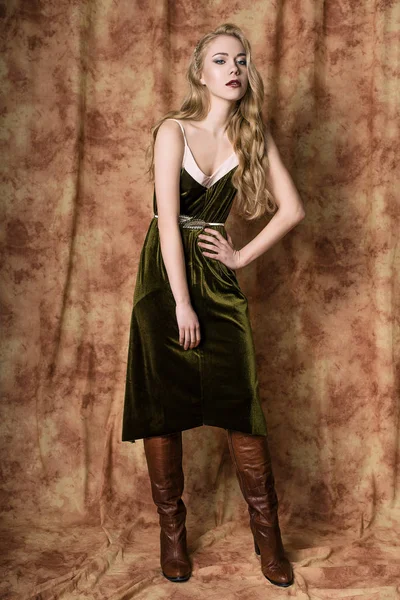 Hermosa modelo de moda en un vestido de terciopelo verde. Vintage. Estilo de lujo . — Foto de Stock