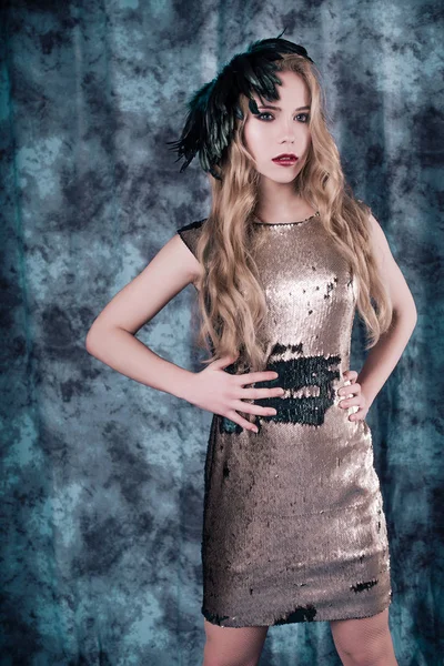 Payet elbiseyle poz çekici genç kadın. Stüdyo imge
