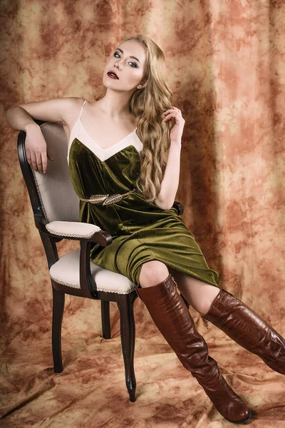 Wunderschönes Model in einem samtgrünen Kleid. Jahrgang. Luxus-Stil. — Stockfoto