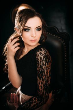 Bireysellik. Siyah bal ayakta koyu arka planı yansıtmadaki yakınındaki düşünceli zarif bayan. moda düzeltisiz atış