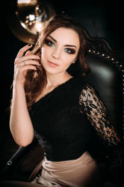 Bireysellik. Siyah bal ayakta koyu arka planı yansıtmadaki yakınındaki düşünceli zarif bayan. moda düzeltisiz atış