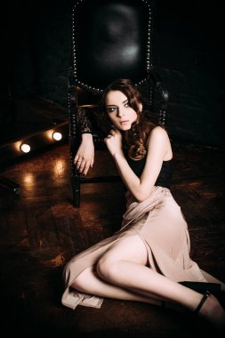 Bireysellik. Siyah bal ayakta koyu arka planı yansıtmadaki yakınındaki düşünceli zarif bayan. moda düzeltisiz atış