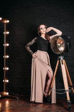 Bireysellik. Siyah bal ayakta koyu arka planı yansıtmadaki yakınındaki düşünceli zarif bayan. moda düzeltisiz atış