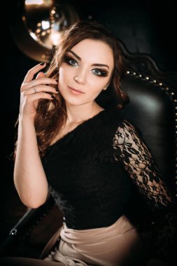 Bireysellik. Siyah bal ayakta koyu arka planı yansıtmadaki yakınındaki düşünceli zarif bayan. moda düzeltisiz atış